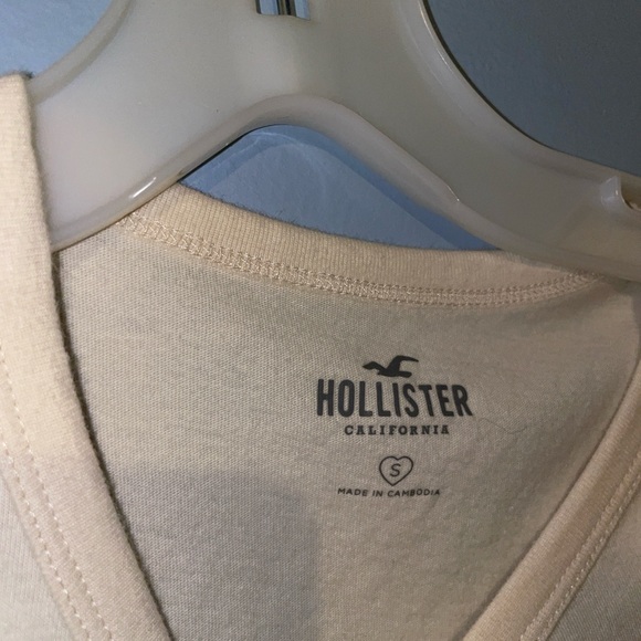Hollister Baby Tee with Butterfly embroidery - Picture 3 of 3
